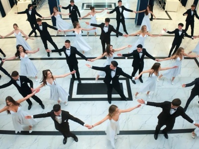 Tak zatańczyli na studniówce. Walc maturzystów z Łukowa podbija sieć. 