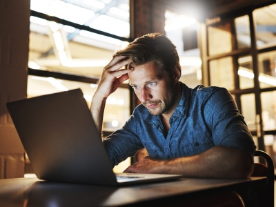 Programiści korzystają z AI, ale jej nie ufają