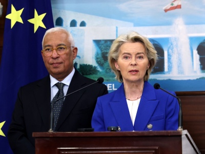 Ursula wyrzuca Traktaty Rzymskie do oceanu