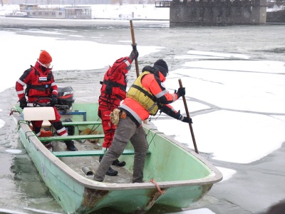 Miejscami zamarznięta Wisła w Krakowie. WOPR ostrzega: to śmiertelne zagrożenie