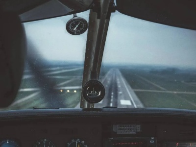 Śnieg sparaliżował lotnisko Chopina. Loty przekierowane