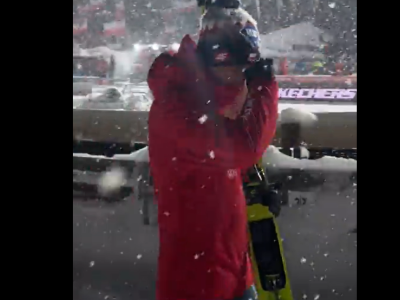 Tego nie pokazali w telewizji. Nawrocki przedarł się do Stocha i zaśpiewali hymn