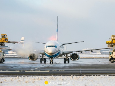 Śnieg i mrozy paraliżują ruch lotniczy. Europejskie lotniska walczą z zimą