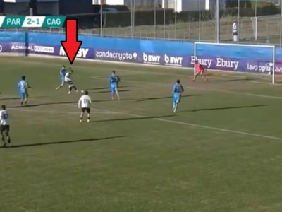 Fenomenalny występ. Polak odcierpiał czerwoną kartkę i strzelił hat-tricka