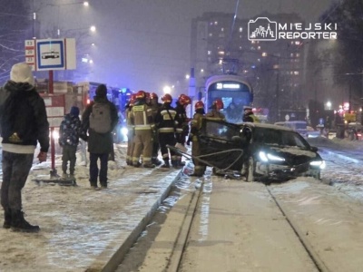 Po kolizji auto przebiło barierki i wpadło w torowisko. Kierowca i pasażerowie uciekli pieszo