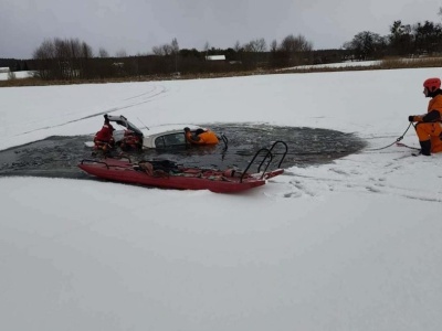 Samochód wpadł pod lód na jeziorze. Kierowca był pijany