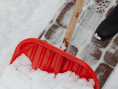 Koniec z posypywaniem solą. Istnieją lepsze sposoby na śliski chodnik