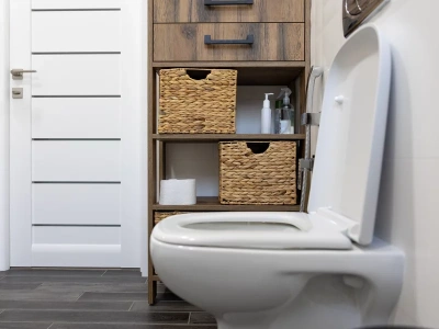 Wyciśnij, poczekaj, wytrzyj. Żółte plamy z deski sedesowej znikną same