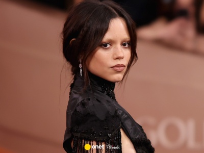 Jenna Ortega w odważnej kreacji na Złotych Globach. Spójrzcie na te wycięcia
