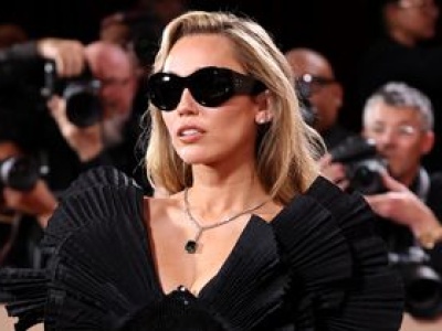 Tak wyglądała na Złotych Globach 2026. Gdy się odwróciła, zrobiła furorę