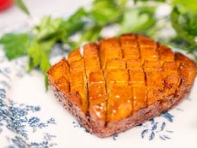 Choć wygląda jak typowa szynka, nie ma w niej grama mięsa. Ten przepis zaskakuje na każdym etapie