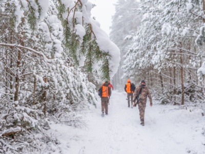 Śmiertelny wypadek podczas polowania. 23-letni myśliwy zginął na miejscu
