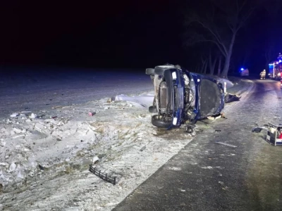23-letni pasażer nie żyje, 28-letni kierowca został ciężko ranny. Tragiczny początek tygodnia