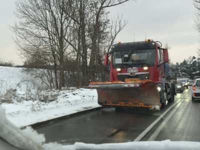 Zima znów dała o sobie znać. Trudne warunki i spowolniony ruch w całym mieście