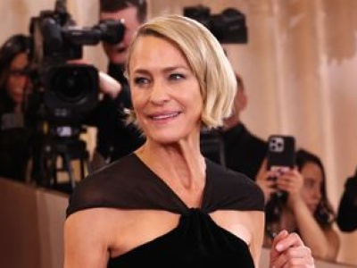 Robin Wright nagle odwróciła się tyłem. Spadł na nią deszcz fleszy