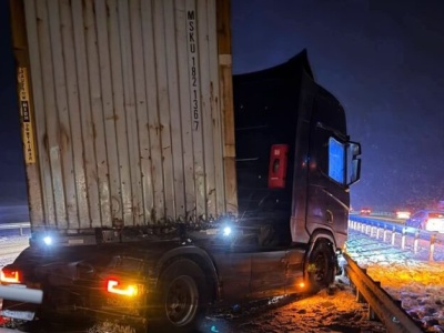 Paraliż na A1 w rejonie Kruszyny. Ciężarówki w „scyzoryk”, trudne warunki na drodze