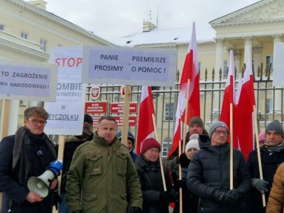 Burmistrz i mieszkańcy protestują w Warszawie. Apel o pilne decyzje ws. składowiska w Ryczołku