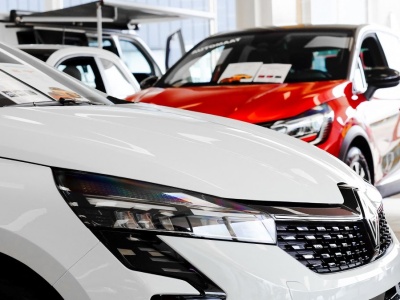 Nowe auta tanieją. Chińska konkurencja tnie ceny w salonach