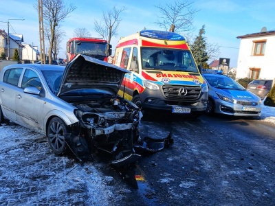 Groźne zderzenie. Trzy osoby w szpitalu, droga zablokowana (ZDJĘCIA)