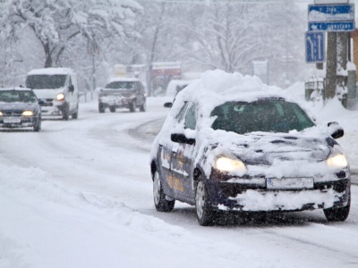 Śnieg, mróz i praca w UK. Kiedy możesz zostać w domu i co z pensją?