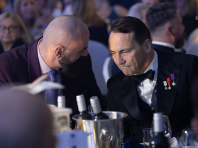 Gortat z odznaką od Sikorskiego. Bene merito… czyli „dzięki za kampanię”?