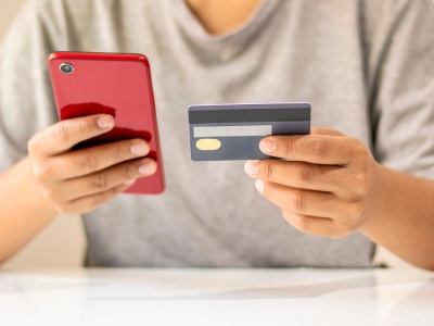 Złoty „chip” na karcie bankowej. Mało kto wie, do czego naprawdę służy