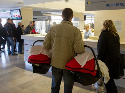 Pieniędzy więcej, pacjenci wciąż czekają. Cieszyński: gigantyczne patologie na wycenach, Ministerstwo nie reaguje