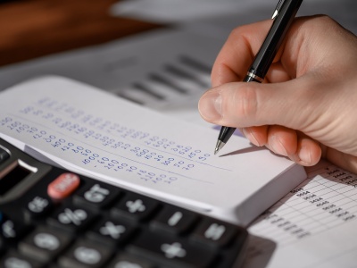 Maklerzy wrzucili piąty bieg w końcówce roku. XTB znów odjechało stawce