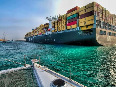 Huti wstrzymali ataki, ale Kanał Sueski wciąż notuje spadki