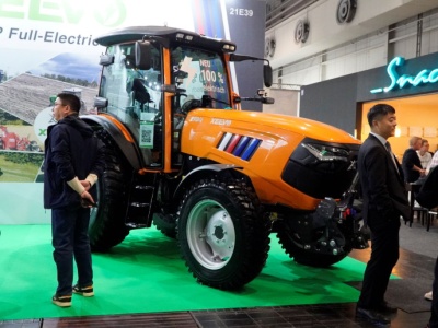 Kolejny ciągnik z Chin, tym razem elektryczny o mocy 90 KM. Ile kosztuje?