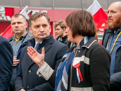 Ziobro z azylem na Węgrzech. W szeregach PiS zawrzało