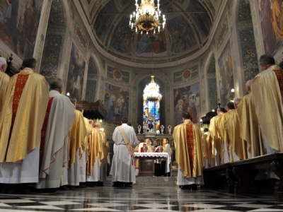 Spada liczba księży katolickich. W siłę rosną jednak zgromadzenia tradycyjne