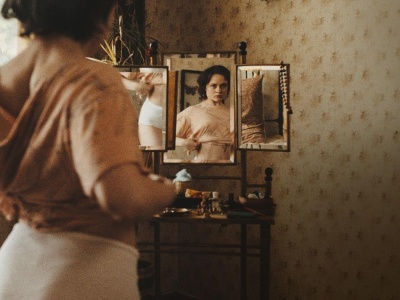 Kobiety na pośmiertnych fotografiach. „Wpatrując się w słońce” oddaje głos tym, które żyły jak duchy