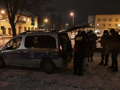 Częstochowska Straż Miejska pomagała w weekend osobom w kryzysie bezdomności przetrwać mroźne noce