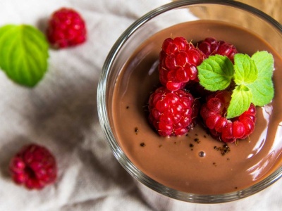 Czekoladowy mus z malinami – deser na przyjęcie urodzinowe dla dziecka