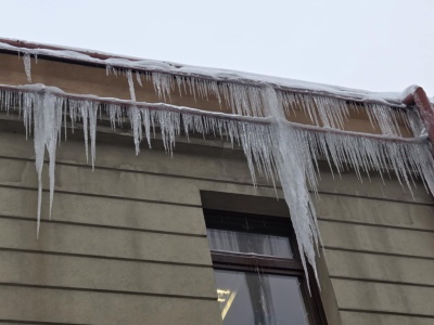 Zwisający z dachów śnieg i sople lodu mogą być śmiertelną pułapką – Policja apeluje i ostrzega