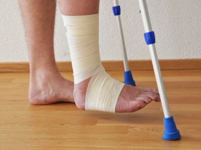 Czym się różni zwichnięcie od skręcenia? Jak leczyć zwichnięcie kostki, barku i nadgarstka?