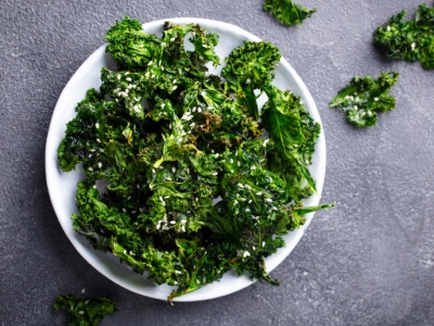 Te zielone liście to skarbnica witamin i minerałów. Dodatek oliwy zwiększy ich moc