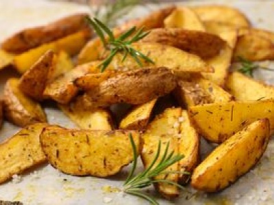 Takie ziemniaczki piekła moja babcia. Aromatyczne z chrupiącą skórką i aksamitnym środkiem