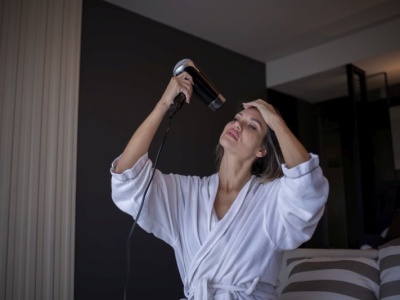 Suszenie włosów bez puszenia, czyli dlaczego warto wybrać suszarkę z dyfuzorem?