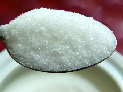 Wrzuć kawałek do cukierniczki. Sprawdzony trik na zbrylony cukier