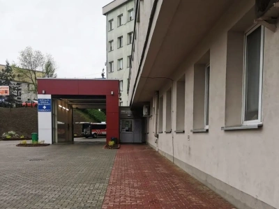 Nowy Sącz. Matka dziewczynki i jej partner zatrzymani. Są podejrzani o znęcanie się nad dzieckiem