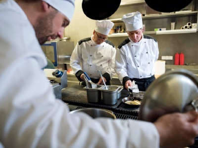 Odkryj tajniki gastronomii i kulinarii. Wybierz profesjonalny kurs kucharski!