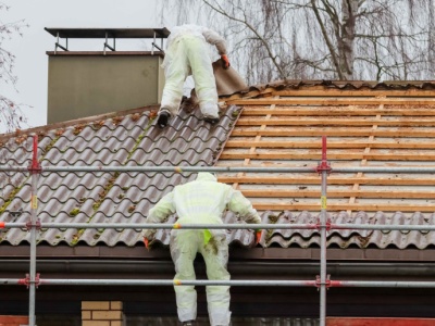 Właściciele domów muszą zrzucić dachy. Na nowe nie dostaną jednak ani grosza