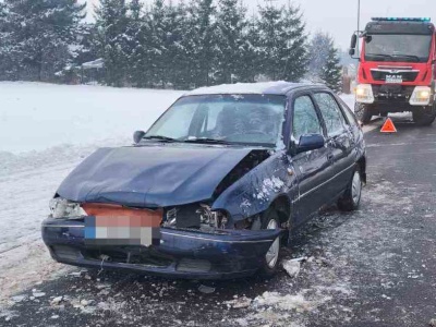 Uwaga na śliskie drogi – groźna kolizja w Jackowie