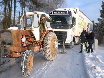 Ciężarówka utknęła w śniegu. Znany youtuber z Warmii ruszył JUMZ-em na ratunek
