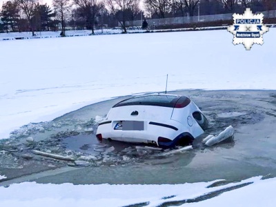 Zamarznięty zbiornik nie wytrzymał idiotycznej próby – samochód wpadł do lodowatej wody