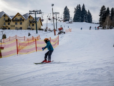 Rodzice rezygnują z wyjazdów w czasie ferii. 