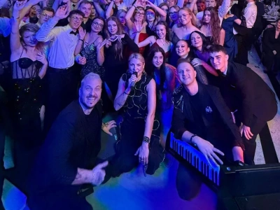 Piękni i Młodzi zagrali na studniówce II LO w Ostrołęce