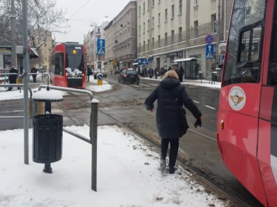 Korek tramwajów w centrum Katowic. Osobówka zderzyła się z autobusem